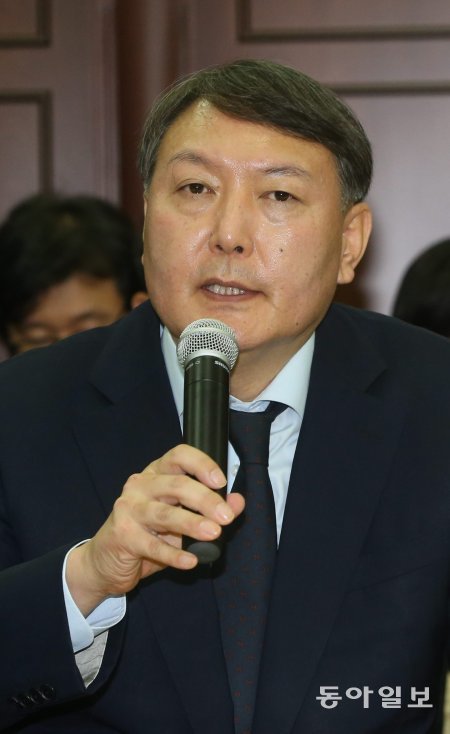 윤석열 당시 여주지청장이 국정원 댓글 사건 수사 중 외압을 받았다고 국정감사에서 주장하고 있다.