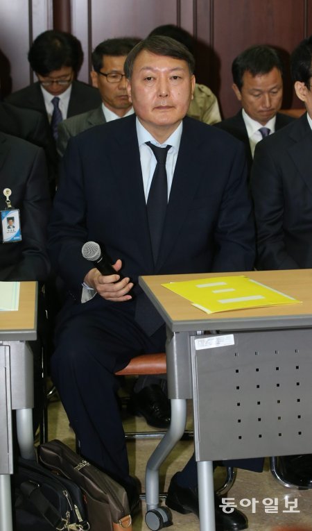 윤석열 당시 여주지청장이 진술을 하기 위해 마이크를 잡고 있다.