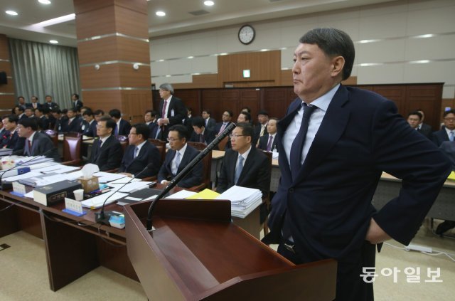 2013년 10월  국정감사에서 윤석열 당시 여주지청장이  발언대에서 여야 의원들의 질의를 듣고 있다.