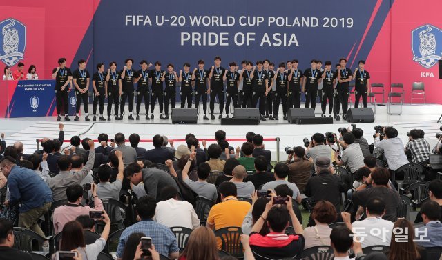 FIFA U-20 월드컵에서 준우승을 차지한  대표팀 환영식이 17일 오후 서울 중구 서울광장에서 열렸다