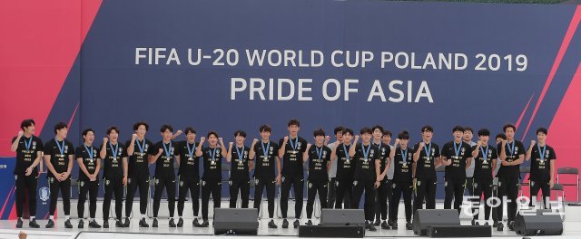 FIFA U-20 월드컵에서 준우승을 차지한  대표팀 환영식이 17일 오후 서울 중구 서울광장에서 열렸다