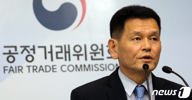 김성삼 공정거래위원회 기업집단국장이 17일 정부세종청사 공정위 기자실에서 ‘기업집단 태광의 총수일가 사익편취 행위 엄중 제재’ 브리핑을 하고 있다. 공정위는 ‘태광’ 소속 19개 계열사가 총수일가 회사로부터 고가의 김치와 대규모 와인을 구매한 행위에 대해 시정명령과 함께 과징금을 부과하고 동일인, 경영진 및 법인을 고발한다고 밝혔다. 2019.6.17/뉴스1 © News1