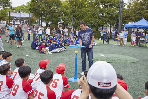 2018년 9월 수원 어린이야구장에서 열린 경기남부지역 초등학교 티볼대회에서 학생들을 지도하고 있는 이종범 LG 트윈스 2군 코치. 사진제공｜한국프로야구은퇴선수협회