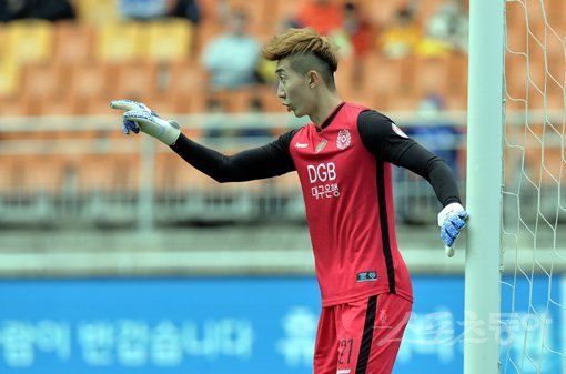 축구국가대표팀 골키퍼 조현우(대구FC)의 ‘해외 진출’ 꿈이 현실로 바뀌어 간다. 유력한 행선지는 독일 분데스리가 FSV 마인츠05다. 원 소속구단인 대구와도 큰 틀에서 합의를 마친 것으로 알려졌다. 스포츠동아DB