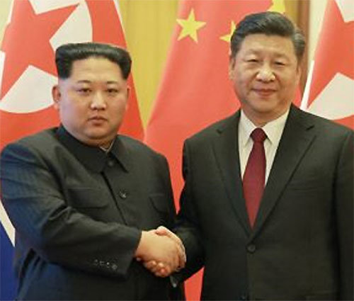 지난해 3월 중국을 방문한 김정은 북한 국무위원장(왼쪽)이 시진핑 중국 국가주석과 악수하고 있다. 사진 출처 조선중앙통신