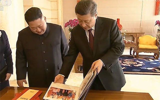 올 1월 만난
김정은-시진핑 올해 1월 중국 베이징을 방문한 김정은 북한 국무위원장(왼쪽)과 시진핑 중국 국가주석이 북-중 정상회담
기념사진을 담은 앨범을 함께 보며 미소를 짓고 있다.
중국중앙(CC)TV 화면 캡처