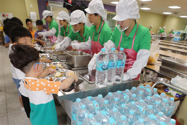 초등학교 ‘생수 급식’ 17일 인천 서구의 한 초등학교 급식장에서 점심을 받는 학생들 옆으로 생수병 100여 개가 놓여 있다. 이 학교는 붉은 수돗물 사태 이후 생수를 이용해 밥을 짓고 반찬을 조리하고 있다. 인천=뉴스 1