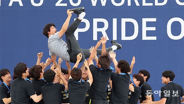 뒤늦은 헹가래 “정정용 감독님, 사랑해용” 국제축구연맹(FIFA) 20세 이하 월드컵에서 준우승을 차지한 한국 대표팀 선수들이 17일 서울광장에서 열린 환영식에서 정정용 감독을 헹가래치고 있다. 선수들에게 뜻하지 않은 ‘선물’을 받은 정 감독은 공중에서 신고 있던 운동화를 벗는 개인기까지 펼쳤다. 주장 황태현은 “꼭 우승을 해서 폴란드 현지에서 헹가래를 쳐드리고 싶었는데 그러지 못해 아쉬움이 컸다. 이 자리에서 해드릴 수 있어서 기쁘다”고 말했다. 원대연 기자 yeon72@donga.com