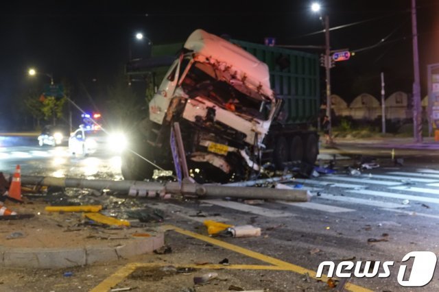 아산에서 27t 화물차량과 45인승 통근버스 충돌해 2명이 사망했다.(아산소방서 제공)© 뉴스1