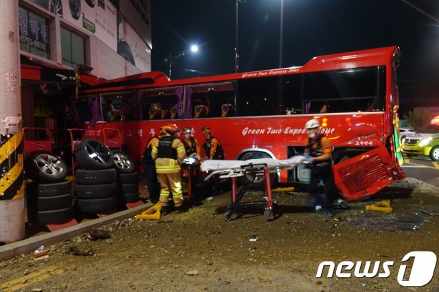 아산에서 27t 화물차량과 45인승 통근버스 충돌해 2명이 사망했다.(아산소방서 제공)© 뉴스1