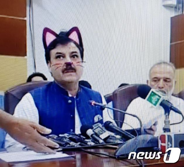 고양이 필터가 적용된 샤우카트 유사프자이 파키스탄 북서부 장관의 기자회견 장면. <출처=모신 빌랄 칸 트위터 계정>© 뉴스1