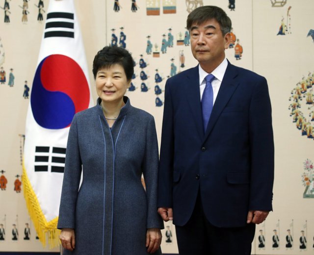 2016년 11월 18일 청와대에서 열린 신임 정무직 임명장 수여식에서 박근혜 대통령이 최재경 민정수석과 기념촬영을 하고 있다. [청와대사진기자단]