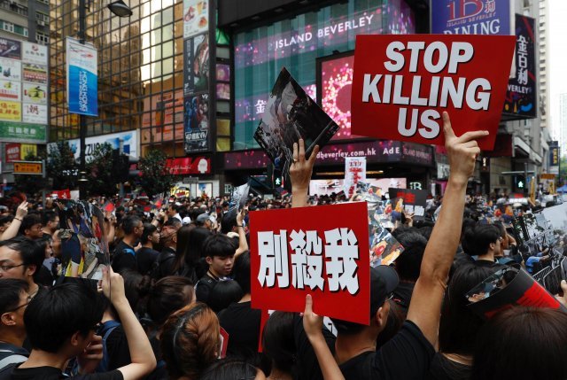 홍콩 거리에서 이달 16일(현지 시간) 범죄인 인도법안을 반대하는 대규모 시위가 열렸다. 홍콩=AP 뉴시스