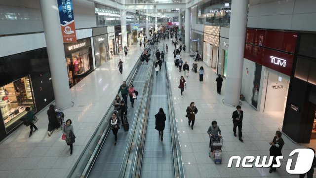 인천국제공항 1터미널 출국장 면세점 풍경© News1
