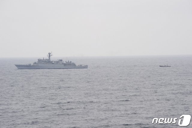 11일 속초 동북방 161km 지점(NLL 이남 약 5km 지점)에서 표류중인 북한 어선 1척을 우리 해군 함정이 발견해 예인하고 있다.  (합참 제공) 2019.6.11/뉴스1