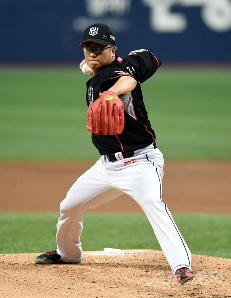 18일 서울 고척 스카이돔에서 ‘2019 신한은행 MY CAR KBO리그’ 키움 히어로즈와 KT 위즈의 경기가 열렸다. KT 선발투수 전유수가 힘차게 볼을 던지고 있다. 고척｜김민성 기자 marineboy@donga.com