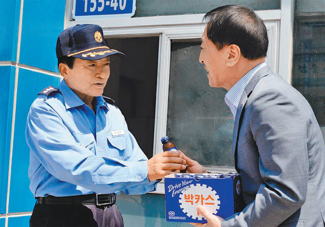 배재대 경비원 조동주씨(왼쪽)가 김선재 총장으로부터 감사 인사를 받고 있다. 배재대 제공