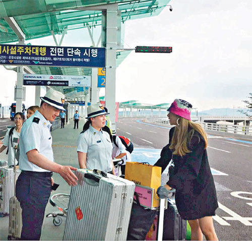 인천지방경찰청 관광경찰대원들이 인천국제공항 제1여객터미널에서 외국인 여성에게 길을 안내하고 있다. 이들은 인천 관광지를 돌며 외국인을 노린 불법행위를 중점 단속하고 있다. 인천지방경찰청 제공