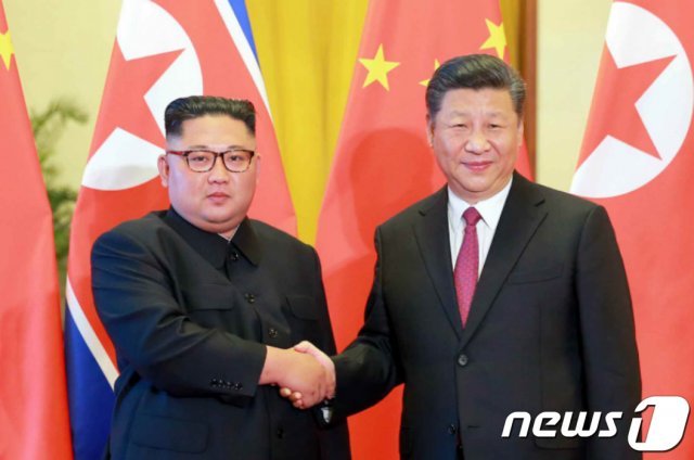 지난해 6월 1박 2일 일정으로 중국을 방문한 김정은 위원장이 공식 환영식에서 시진핑 주석과 악수하고 있다. (노동신문) 뉴스1