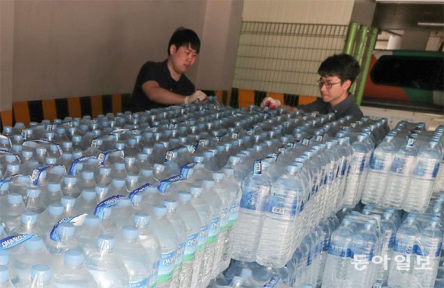 인천 서구 관계자들이 붉은 수돗물 사태로 식수 공급을 받지 못하는 가정에 지원할 생수를 옮기고 있다. 인천=원대연 기자 yeon72@donga.com