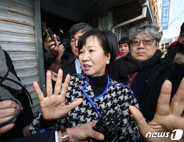 부동산 투기 의혹을 받고 있는 손혜원 의원이 23일 전남 목포 역사문화거리 박물관 건립 예정지에서 기자회견 후 이동하고 있다. © News1