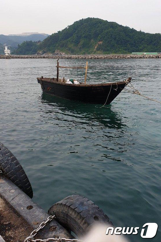 삼척항 부두 근처에 떠있는 북한 선박. (독자 제공)