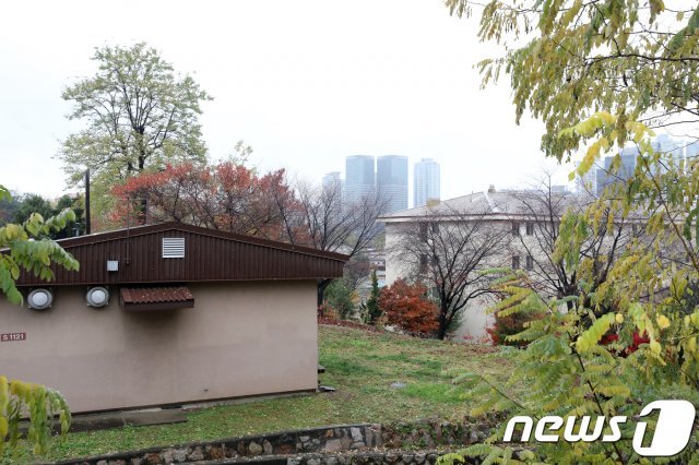 8일 오후 서울 용산구 용산미군기지 뒷편으로 고층 빌딩들이 보인다. © News1