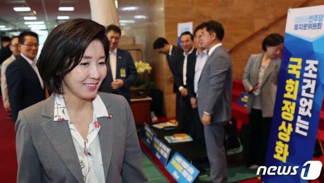 나경원 자유한국당 원내대표가 19일 서울 여의도 국회 로텐더 홀에서 ‘국회 정상화 촉구’ 농성중인 더불어민주당 을지로위원회 소속 의원들과 인사를 나눈 후 돌아서고 있다. 2019.6.19/뉴스1 © News1