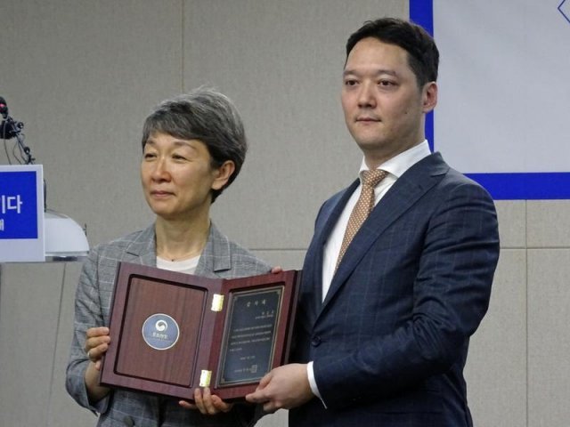 (왼쪽부터) 정재숙 문화재청청장, 라이엇 박준규 대표(자료출처-게임동아)