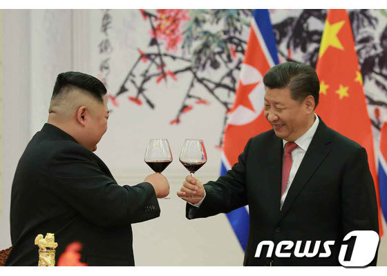 김정은 위원장과 시진핑 주석이 지난 1월 9일 베이징 호텔 북경반점에서 오찬 전 와인으로 건배를 하고 있는 모습.(노동신문)2019.1.10/뉴스1