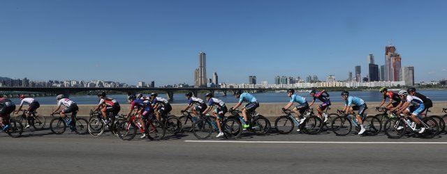 국내 유일의 국제사이클연맹(UCI) 도로 대회 ‘투르 드 코리아 2019’에 출전한 선수들이 대회 마지막날인 16일오전 서울 강변북로를 달리고 있다.
