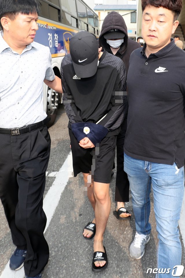 19일 오전 광주 북부경찰서에서 친구를 상습적으로 폭행해 숨지게 한 A군(18)등 10대 4명이 살인 등의 혐의로 검찰에 송치되고 있다. © News1