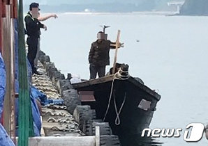 지난 15일 북한 선원 4명이 탄 어선이 연안에서 조업 중인 어민의 신고로 발견됐다는 정부 당국의 발표와 달리 삼척항 부두에 정박했다고 KBS가 18일 보도했다. 사진은 당시 북한 선원들이 삼척항 부두에 정박한 뒤 주민과 대화를 나누는 모습. (독자 제공) 2019.6.19/뉴스1