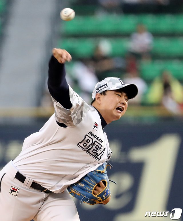 19일 오후 서울 송파구 잠실야구장에서 열린 프로야구 ‘2019 신한은행 MY CAR KBO 리그’ 두산베어스와 NC다이노스의 경기에서 두산 선발투수 이영하가 역투하고 있다. 2019.6.19/뉴스1 © News1