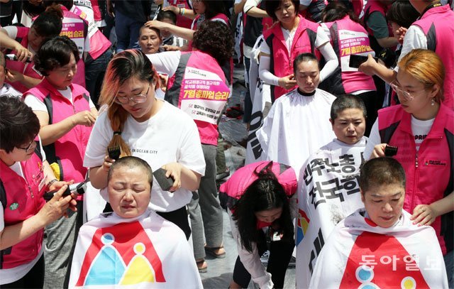 전국학교비정규직연대회의가 17일 청와대 앞에서 여성 노동자 100인의 집단 삭발식을 하는 모습. 동아일보DB