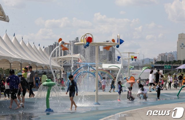 16일 서울 중랑천야외수영장을 찾은 시민들이 물놀이를 하며 즐거운 시간을 보내고 있다. 2019.6.16/뉴스1 © News1