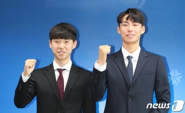 U-20 월드컵 대표팀에 출전한 대전시티즌 소속의 이지솔(오른쪽), 김세윤 선수가 20일 오전 대전 시청 브리핑 룸에서 복귀 기자회견을 한 뒤 파이팅을 하고 있다. © News1