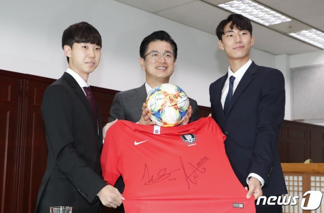 U-20 월드컵 대표팀에 출전한 대전시티즌 이지솔(오른쪽), 김세윤 선수가 20일 오전 대전 시청 5층 집무실에서 사인을 한 대표팀 유니폼과 공을 허태정 시장에게 전달하고 있다. © News1