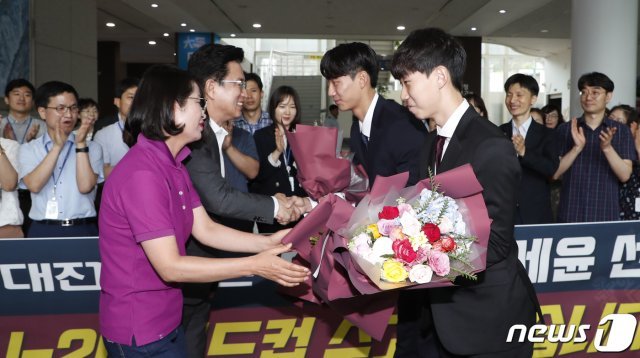 허태정 대전시장이 20일 오전 대전 시청 1층 로비에서 U-20 월드컵 대표팀에 출전한 대전시티즌 이지솔, 김세윤 선수에게 꽃다발을 전달하며 노고를 치하하고 있다. © News1