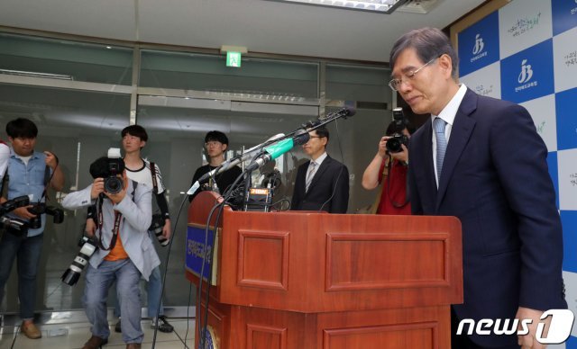 박삼옥 상산고등학교 교장이 20일 전북 전주시 전북교육청 브리핑룸에서 상산고등학교의 자립형사립고 재지정 실패와 관련해 기자회견을 하고 있다.2019.6.20/뉴스1 © News1