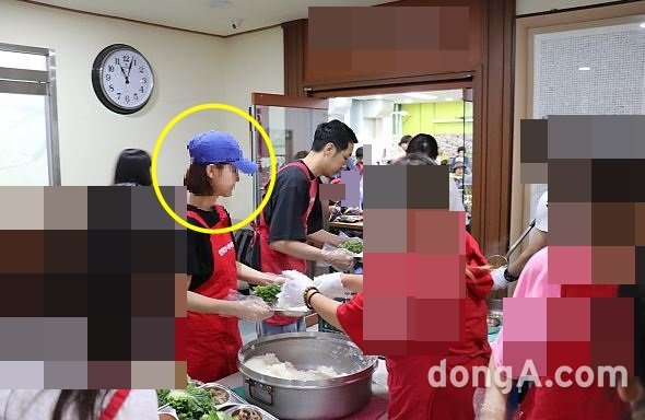 서울의 한 복지관에서 급식 배급 봉사활동하는 임지현 부건에프앤씨 상무.