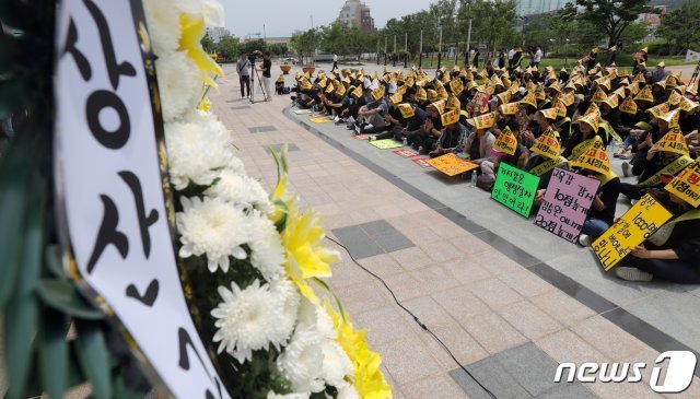 (전주=뉴스1) 상산고등학교의 자립형사립고 재지정이 취소된 20일 전북 전주시 전북교육청 앞에서 학부모와 총동창회 회원 등이 근조화환을 놓고 반대 집회를 하고 있다. 상산고는 재지정 기준 80점 보다 0.39점이 부족한 79.61점을 얻어 재지정에 실패했으며 앞으로 7월 초 청문, 7월 중 교육부 장관의 동의에 따라 자사고 재지정이 취소될 예정이며 9월 중순경 2020힉년도 평준화 일반고 전형요강을 공고할 예정이다.2019.6.20/뉴스1