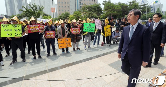 (전주=뉴스1) 박삼옥 상산고등학교 교장이 20일 전북 전주시 전북교육청 앞에서 열린 학부모와 총동창회 회원의 상산고 자사고 취소 반대 집회에 방문해 학부모들을 바라보고 있다. 상산고는 재지정 기준 80점 보다 0.39점이 부족한 79.61점을 얻어 재지정에 실패했으며 앞으로 7월 초 청문, 7월 중 교육부 장관의 동의에 따라 자사고 재지정이 취소될 예정이며 9월 중순경 2020힉년도 평준화 일반고 전형요강을 공고할 예정이다.2019.6.20/뉴스1