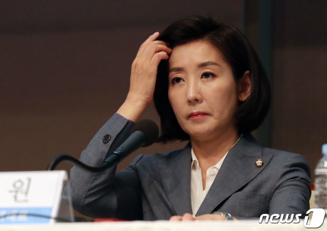 나경원 자유한국당 원내대표가 20일 오전 서울 중구 프레스센터에서 열린 ‘나경원 자유한국당 원내대표 초청 관훈토론회’에서 패널 질문을 경청하며 머리를 만지고 있다. 2019.6.20/뉴스1 © News1