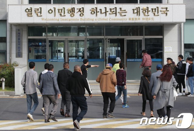 난민 신청자들이 인도적 체류 허가 결정에 따른 교육을 받기 위해 제주시 용담동 제주출입국·외국인청에 들어서고 있다. © News1