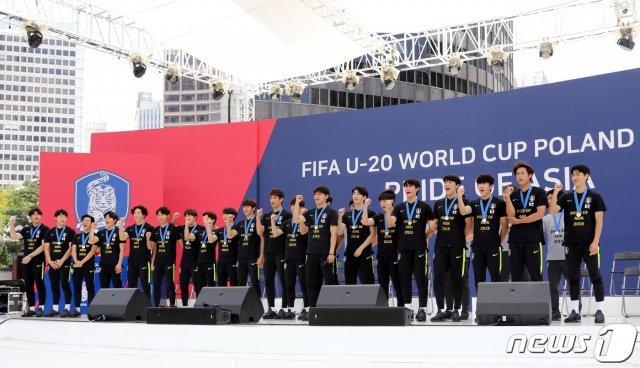 U-20월드컵 준우승을 차지한 U-20축구대표팀 선수들이 17일 서울광장에서 열린 환영식에서 파이팅을 외치고 있다./뉴스1 © News1