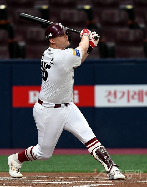 20일 서울 고척 스카이돔에서 ‘2019 신한은행 MY CAR KBO리그’ 키움 히어로즈와 KT 위즈의 경기가 열렸다. 1회말 1사 1, 3루에서 키움 샌즈가 1타점 희생플라이를 날리고 있다. 고척｜김민성 기자 marineboy@donga.com