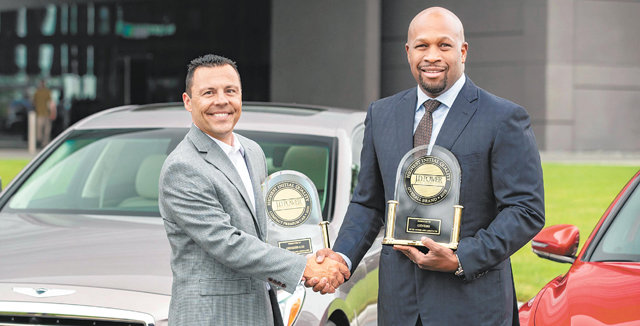 어윈 라파엘 제네시스 미국 총괄운영책임자(COO)가 마이클 바타글리아 JD파워 부사장(왼쪽)으로부터 ‘최고 품질상’을 받았다. 현대자동차 제공