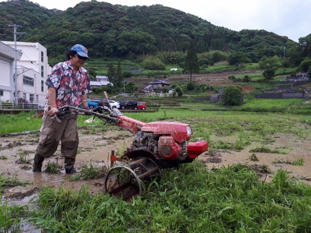 곤도 고타로 일본 아사히신문 기자는 하루 1시간 일해 1년 식량을 마련하고 나머지는 온전히 글쓰기에 매달리는 얼터너티브 농부 생활을 6년째 하고 있다. 그는 “항상 좀 더 재밌게 살고 싶다는 마음을 가져야 행복해진다”고 강조했다. 곤도 고타로 제공