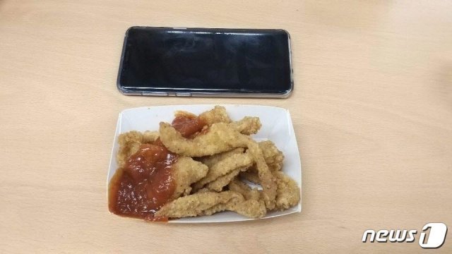 닭껍질튀김 1개는 핸드폰 크기의 상자에 포장됐다.© 뉴스1